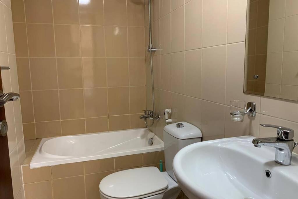 شقة Cozy 2Bhk Near To Dmcc Metro Station -505 دبي المظهر الخارجي الصورة